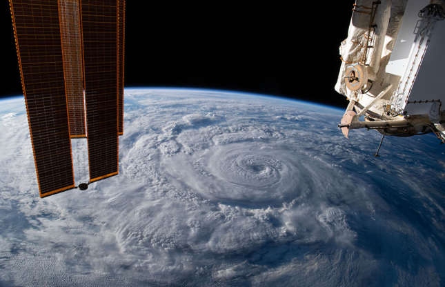 Hình ảnh cơn bão Genevieve ở bờ biển Thái Bình Dương của Mexico được chụp từ Trạm Vũ trụ Quốc tế ngày 19/8/2020.