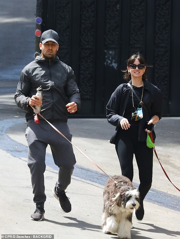 ana de armas xinh đẹp đi chơi cùng người đàn ông lạ mặt sau vài tháng chia tay ben affleck hình ảnh 2 ana de armas xinh dep di choi cung nguoi dan ong la mat sau vai thang chia tay ben affleck hinh anh 2