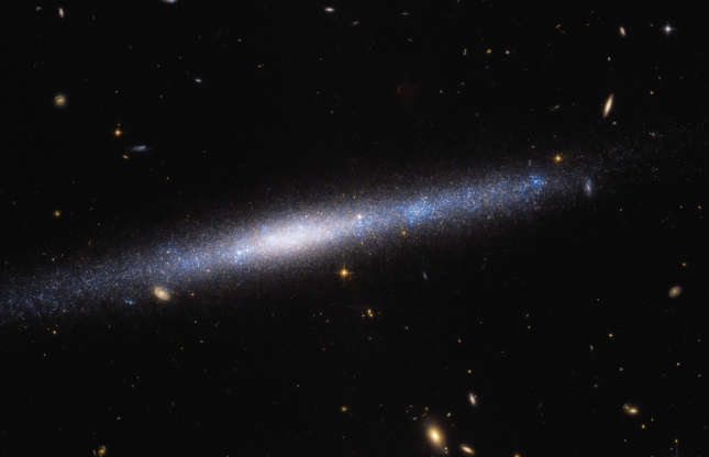 Kính thiên văn Hubble ghi lại hình ảnh tuyệt đẹp của thiên hà giống như thác nước UGCA 193 nằm trong chòm sao Lục Phân Nghi (Sextans).