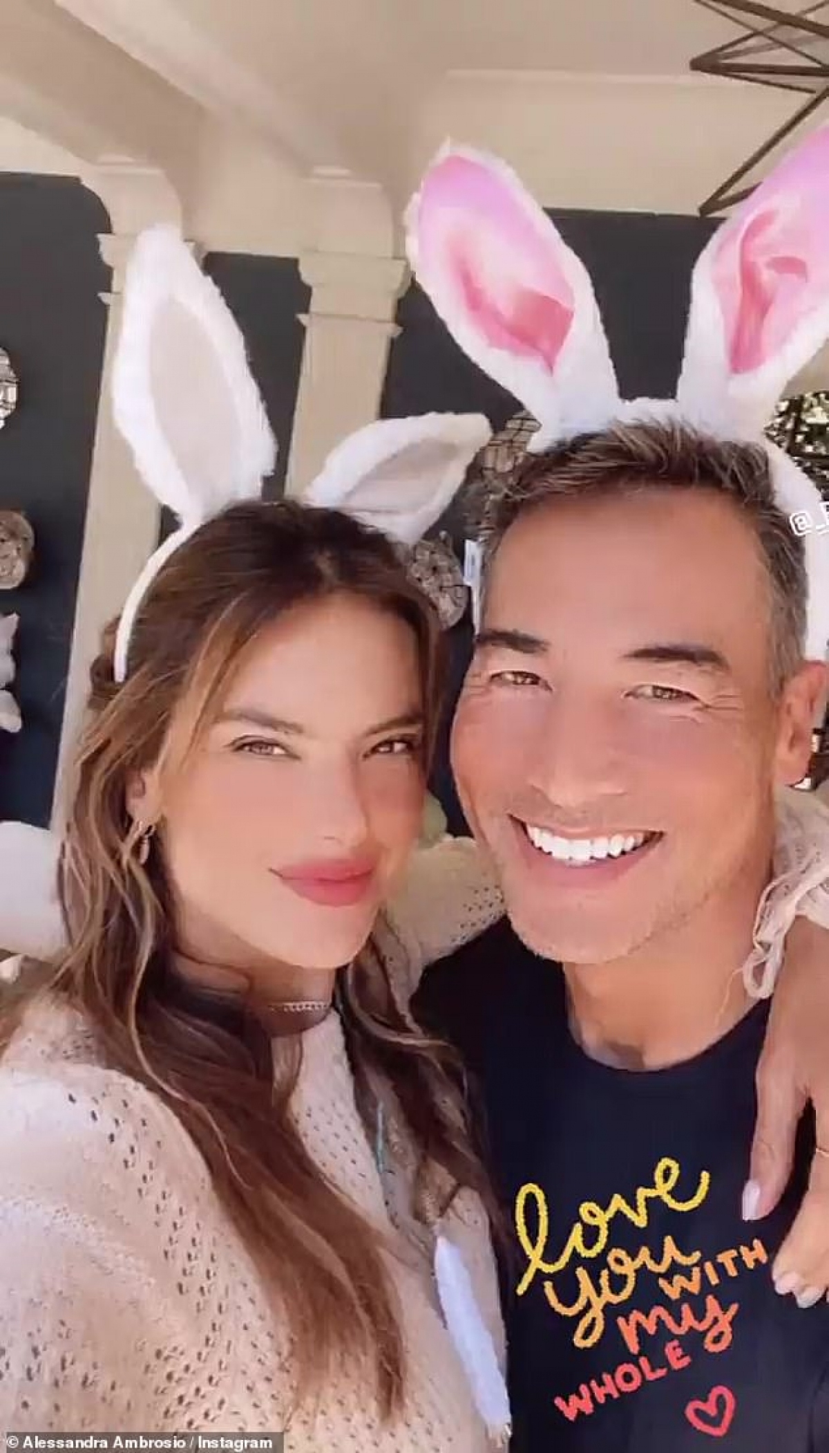 alessandra ambrosio de mat moc, lo vet nam khi di an trua hinh anh 7