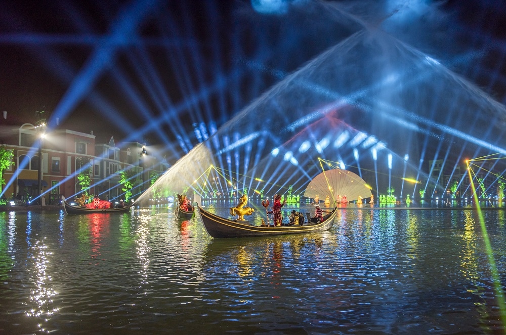 Sắc màu Venice với mức là show diễn trên mặt nước được đầu tư lớn nhất Việt Nam.