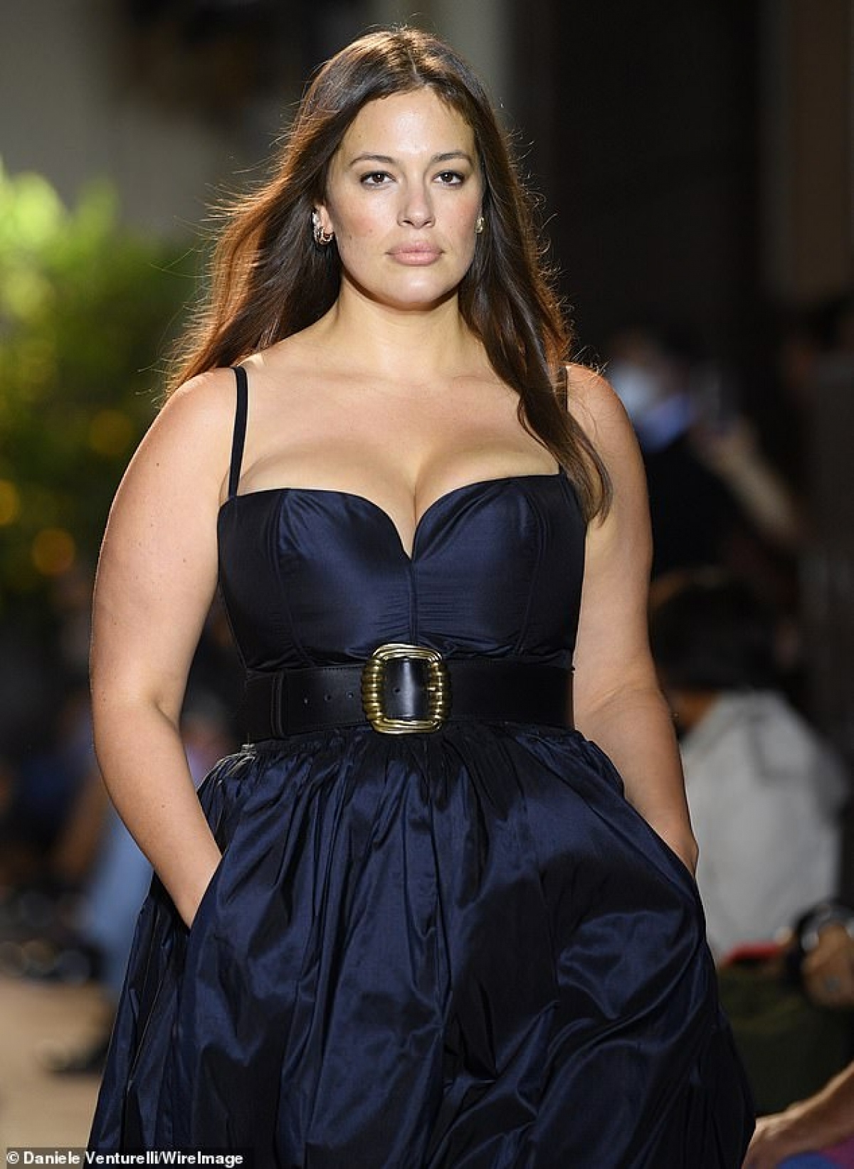 Ashley Graham diện đầm bó trong buổi trình diễn ngoài trời của Michael Kors