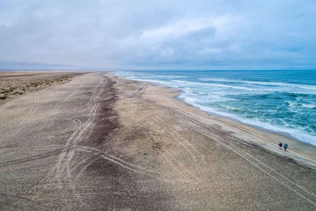Skeleton Coast (Bãi Hài Cốt): Bãi biển của Namibia này có nhiều xác tàu và hài cốt tới nỗi nó được gọi là "Vùng đất Chúa tạo ra trong cơn giận dữ".