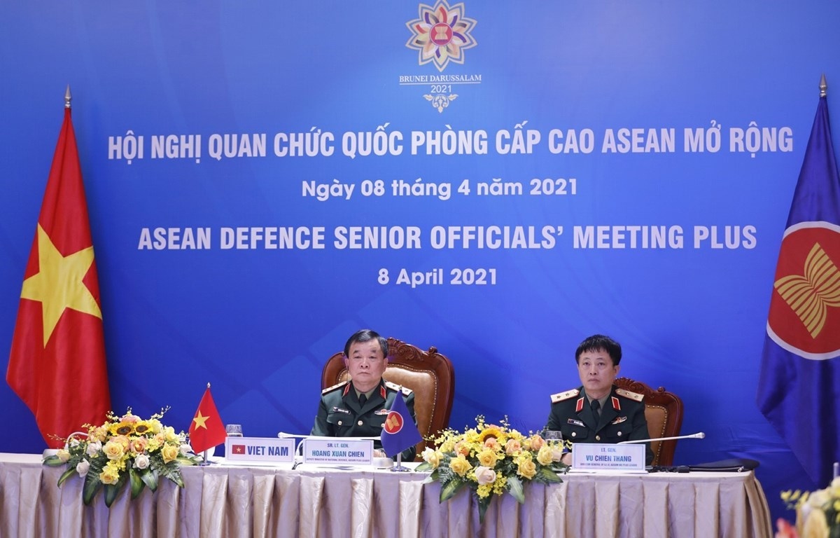 Deputy Defence Minister Sen. Lieut. Gen Hoang Xuan Chien (L) at the meeting (Photo: VNA)