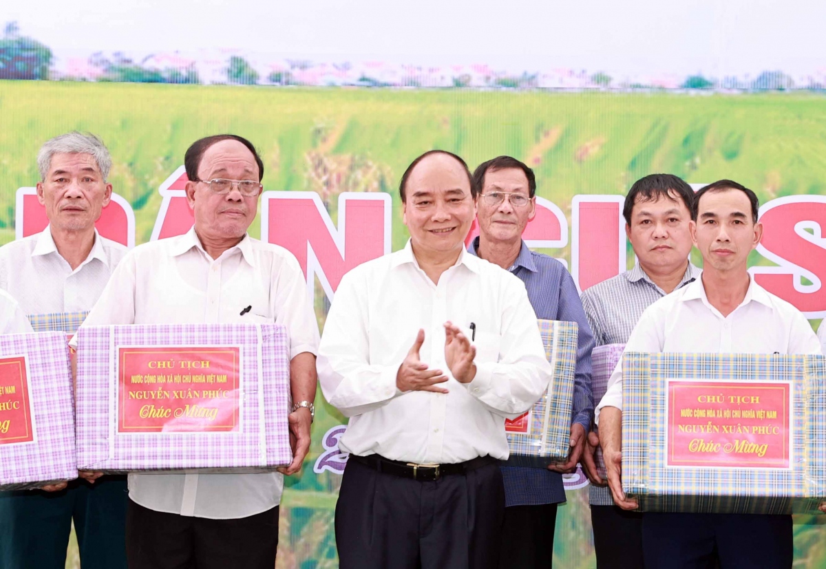 Chủ tịch nước Nguyễn Xuân Phúc đã thăm xã nông thôn mới Tứ Xã, huyện Lâm Thao, tỉnh Phú Thọ.