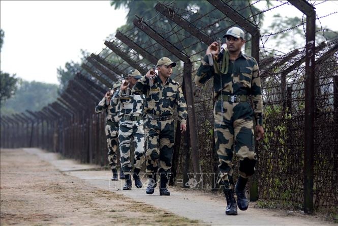 Lực lượng an ninh biên giới Ấn Độ tuần tra tại khu vực biên giới Ấn Độ - Bangladesh tại Agartala (Ấn Độ). Ảnh: AFP/TTXVN.