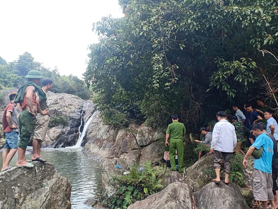 Sẩy chân ngã xuống khe đá, nữ sinh lớp 10 tử vong