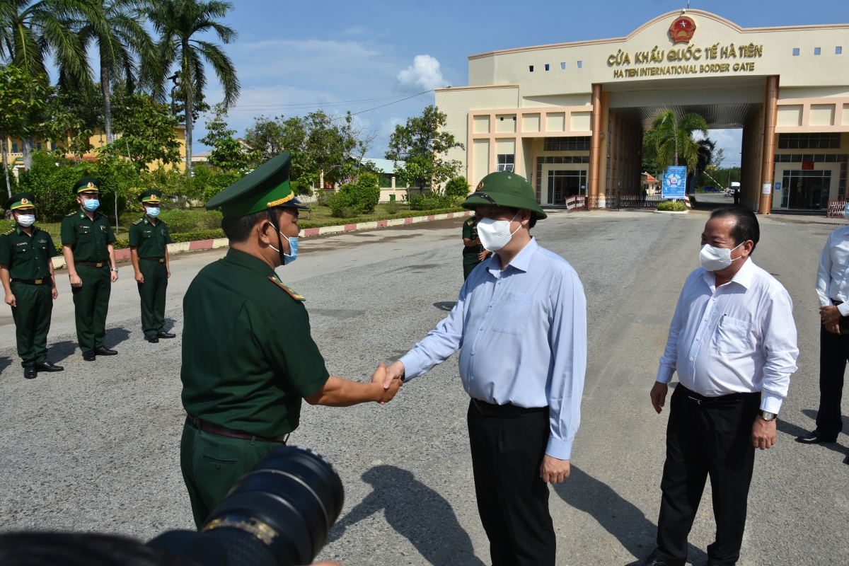 Bộ trưởng Bộ Y tế Nguyễn Thanh Long cùng đoàn công tác thăm và kiểm tra tại Cửa khẩu Quốc tế Hà Tiên- Kiên Giang Ảnh: Khôi Nguyễn.