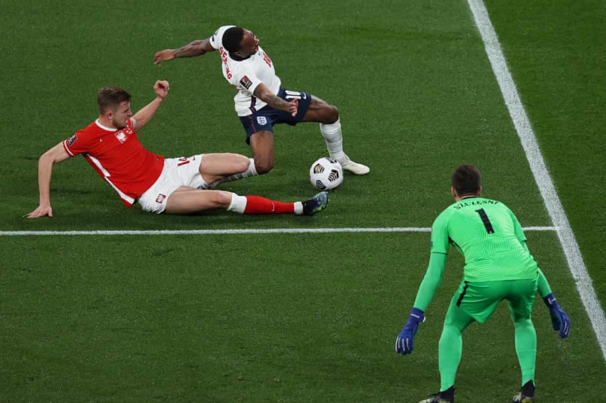 Raheem Sterling kiếm về quả phạt đền. (Ảnh: Getty)
