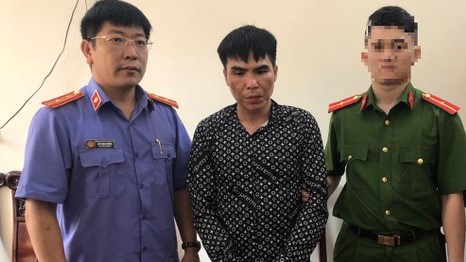 Om 2 banh heroin, ke buon ma tuy dien cuong chong tra khi bi vay bat hinh anh 1