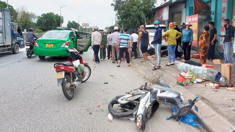 Hai chiếc xe máy hư hỏng nặng sau vụ tai nạn.