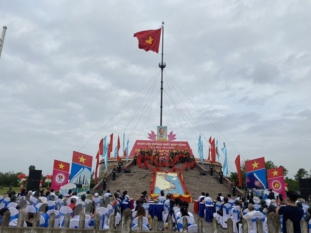 quang tri flag-raising ceremony held to mark reunification day picture 1