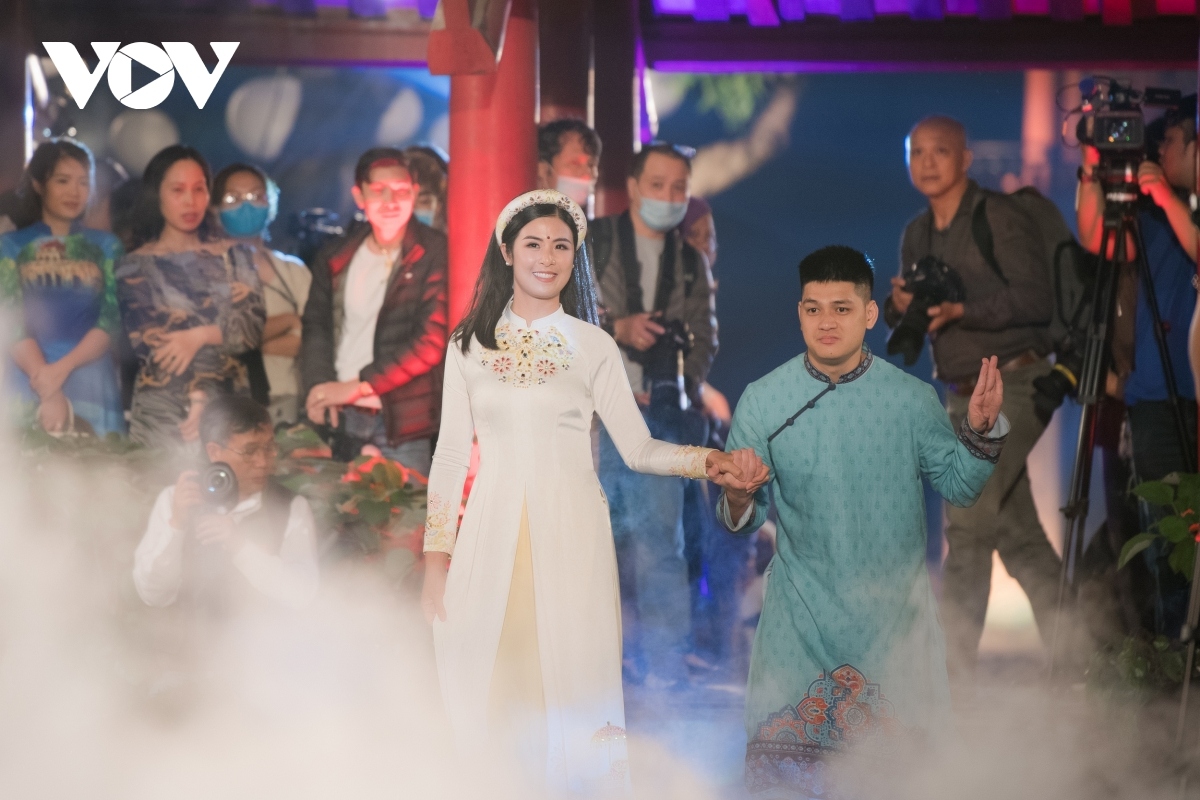 hanoi s temple of literature hosts ao dai fashion show picture 10