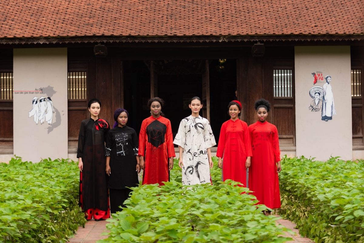 silk, ramie ao dai collections make debut at fashion event picture 11
