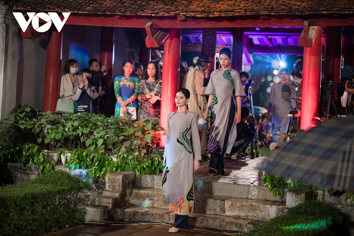 hanoi s temple of literature hosts ao dai fashion show picture 1