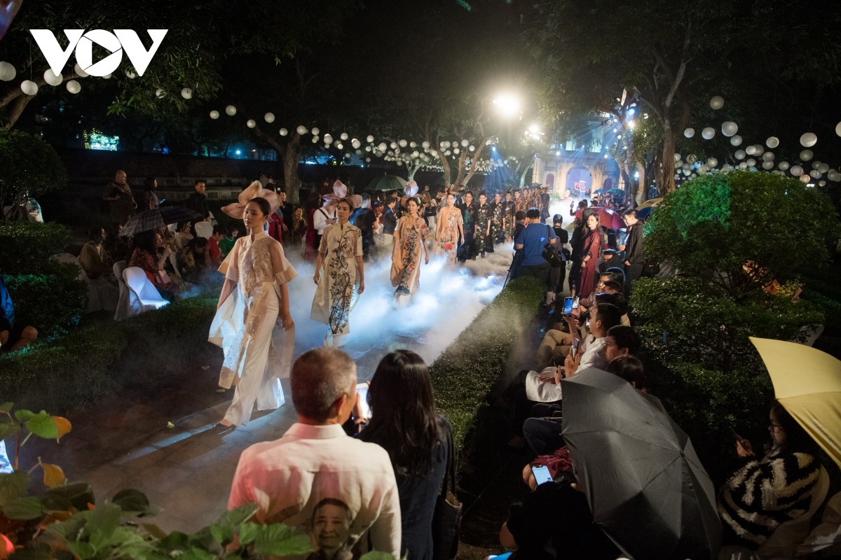 hanoi s temple of literature hosts ao dai fashion show picture 3