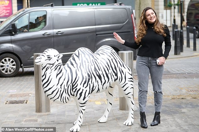 kelly brook rang ro den phong lam viec o london hinh anh 3