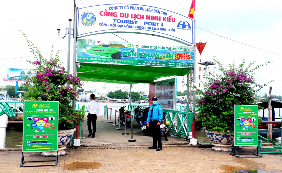 Thông điệp "5K" được bố trí phía trước bến tàu du lịch Ninh Kiều.