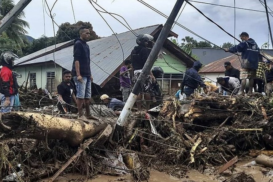 Bão Seroja đổ bộ vào Indonesia khiến 174 người thiệt mạng