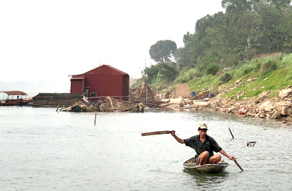 Có những ngư dân theo đuổi nghề đánh bắt cá trên dòng sông Đà nhiều năm liền.