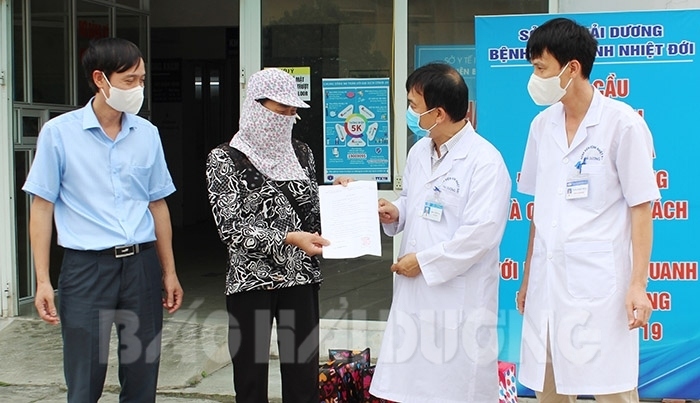 final covid-19 patient in hai duong province receives discharge from hospital picture 1