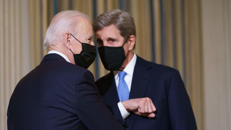 Tổng thống Mỹ Joe Biden và Đặc phái viên về khí hậu John Kerry tại Nhà Trắng ngày 27/1/2021. Ảnh: Getty