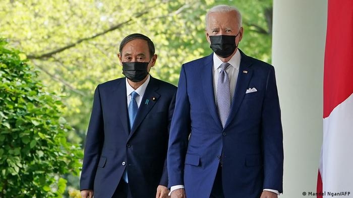 Tổng thống Mỹ Joe Biden (phải) và Thủ tướng Nhật Bản Suga. Ảnh DW