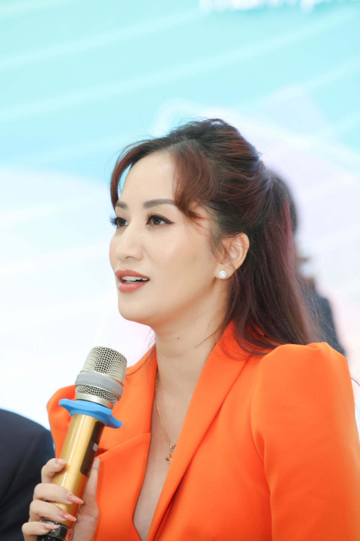 khanh thi - phan hien mac do doi, dan con trai di su kien hinh anh 3