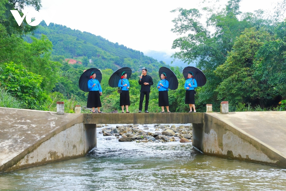 soong co festival excites crowds in binh lieu district picture 3