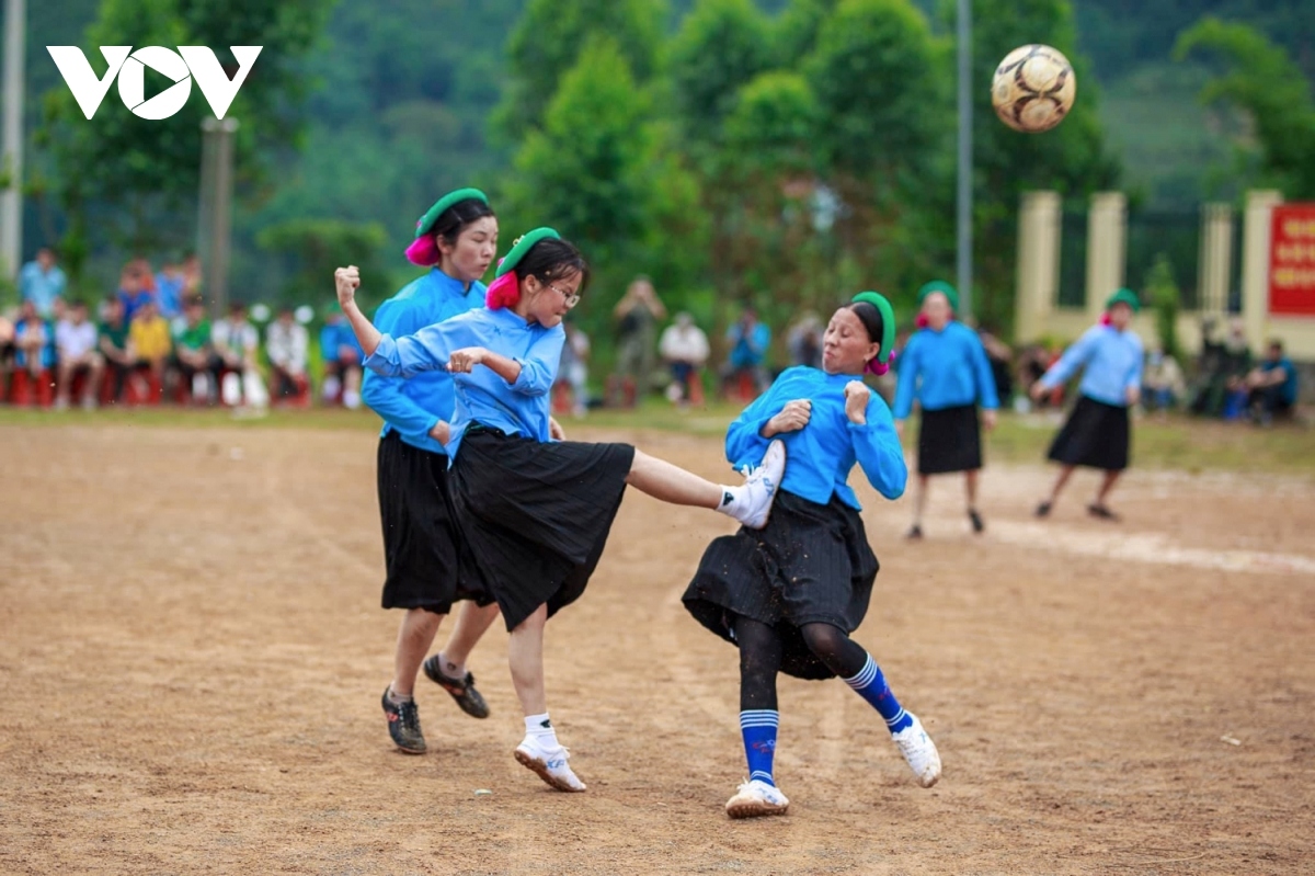 soong co festival excites crowds in binh lieu district picture 7