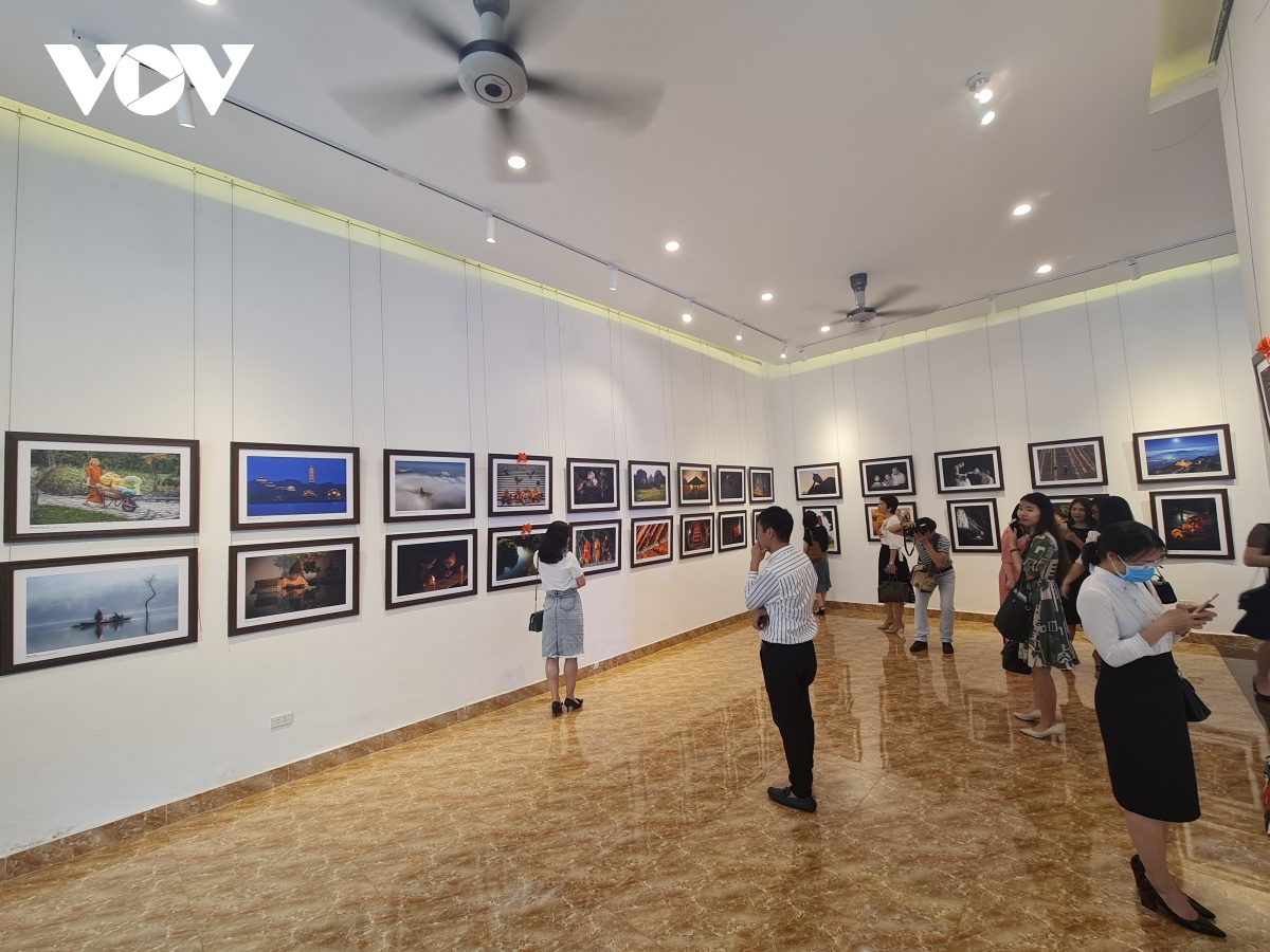 The exhibition selects a number of winning artworks from a photo contest on Buddhism and life which had originally been launched by the Vietnamese Buddhist Sangha in 2020.