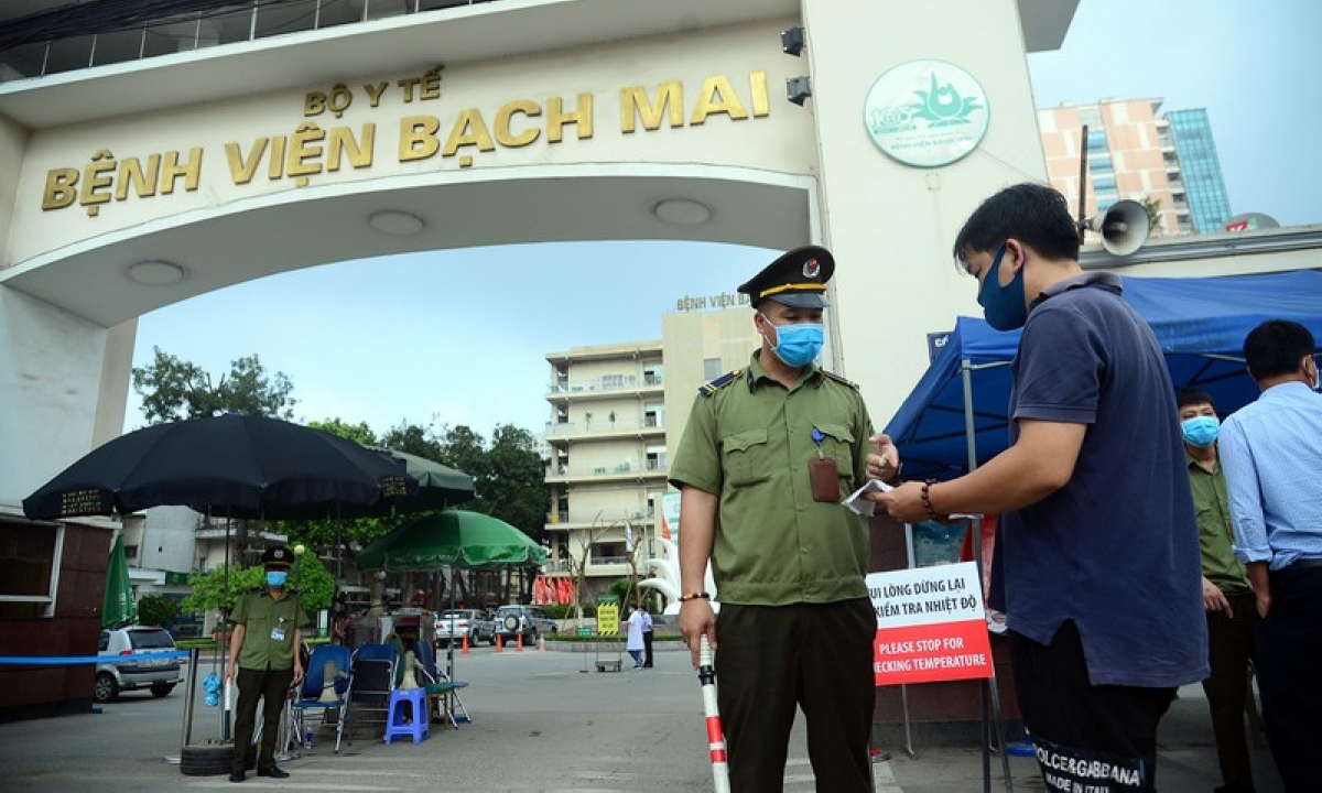 221 nhan vien y te nghi viec, benh vien bach mai noi gi hinh anh 1