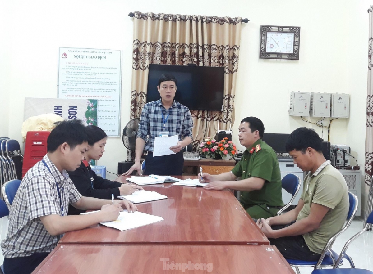 cha xích con bằng dây sắt vào cột điện ven đường hình ảnh 1 cha xich con bang day sat vao cot dien ven duong hinh anh 1