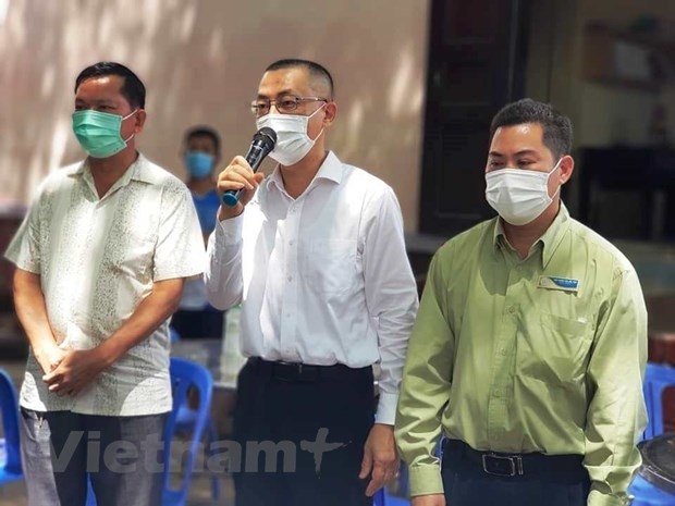 Vietnamese Ambassador to Cambodia Vu Quang Minh (middle) at a working visit to support the Vietnamese community in Cambodia on April 24