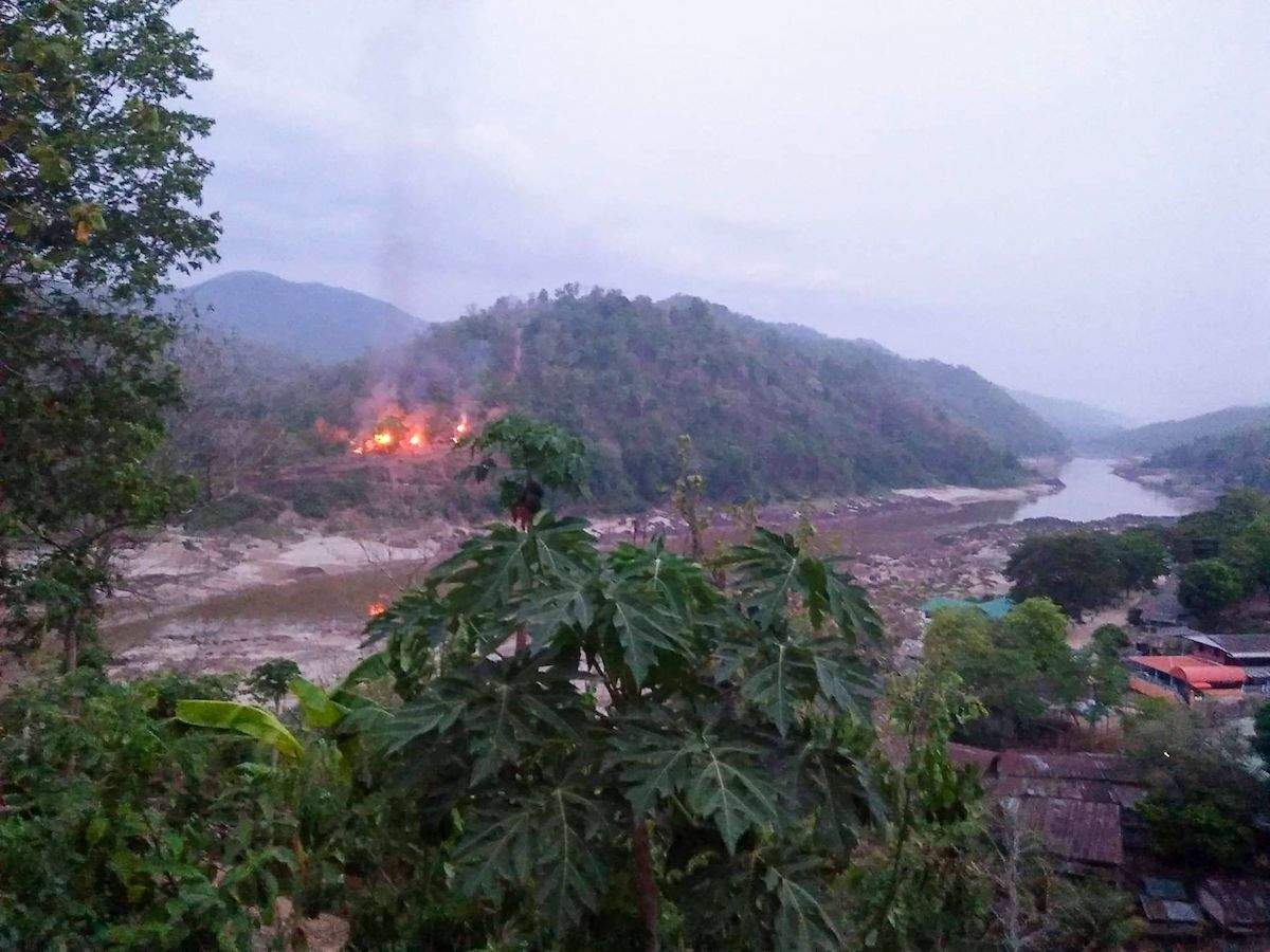 Một căn cứ quân sự Myanmar bị tấn công hôm 27/4. Ảnh: AFP