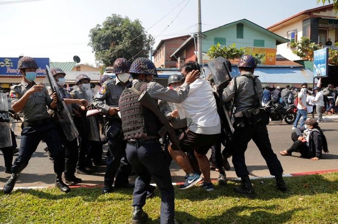 Lực lượng an ninh bắt giữ người biểu tình ở Myanmar. Ảnh: Reuters