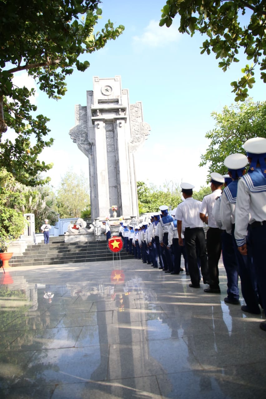 le dang huong ky niem 46 nam giai phong truong sa hinh anh 2