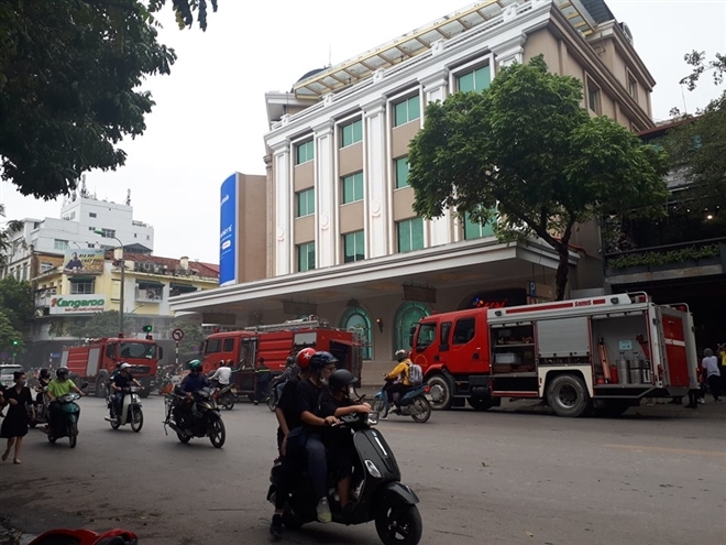 3 xe cứu hỏa cùng lực lượng PCCC được điều đến hiện trường.