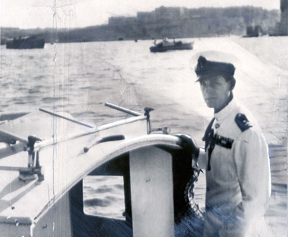 Philip trên thuyền đi ra chiến hạm HMS Chequers ở Malta năm 1949. Ông phục vụ trong hải quân Anh.