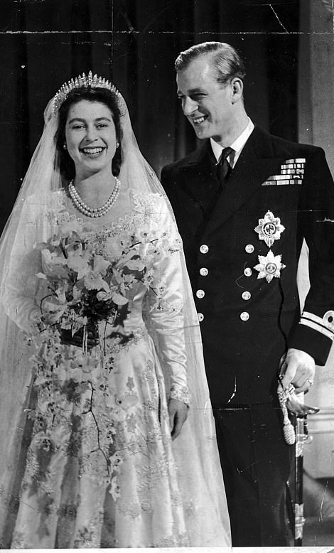 Philip và Elizabeth thời trẻ, trong đám cưới của hai người năm 1947.