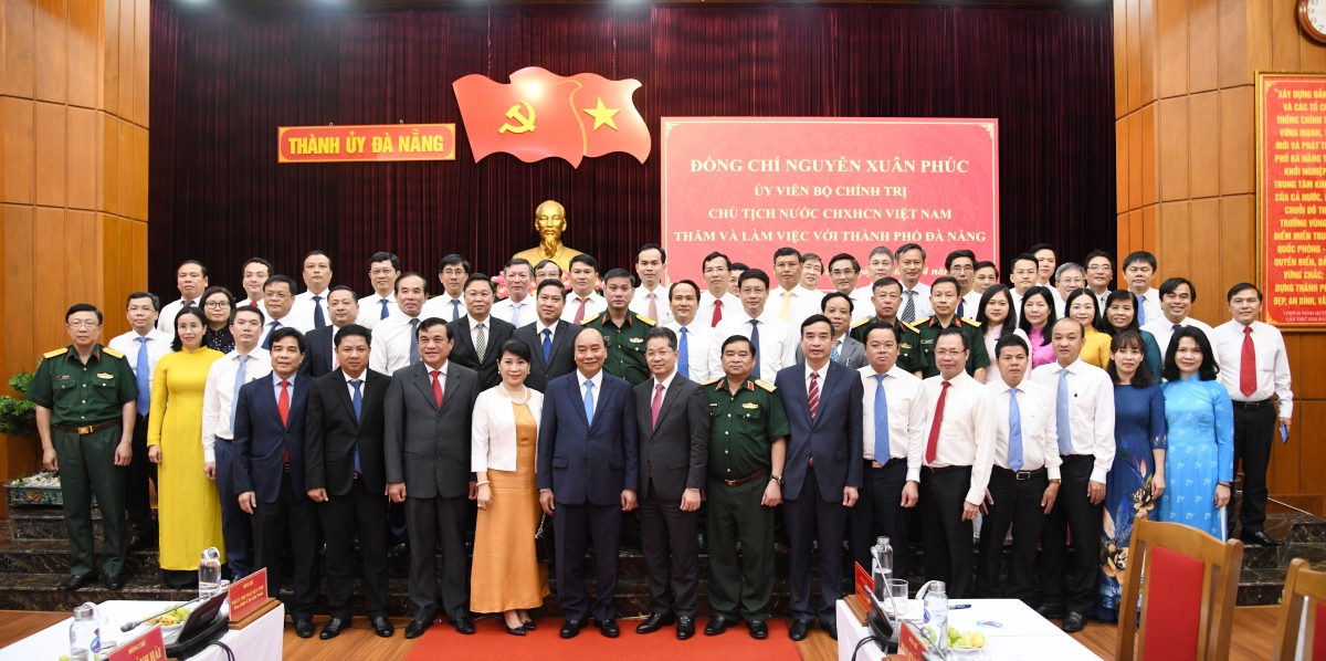 Chủ tịch nước chụp ảnh lưu niệm với lãnh đạo hai địa phương Quảng Nam và Đà Nẵng.