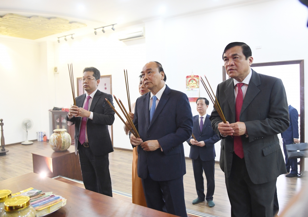 Chủ tịch nước thắp hương tại phòng lưu niệm Chủ tịch Hồ Chí Minh tại Thành ủy Đà Nẵng.