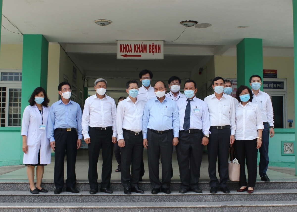 Chủ tịch Nước Nguyễn Xuân Phúc chụp ảnh lưu niệm với lãnh đạo thành phố, cán bộ nhân viên y tế thành phố Đà Nẵng.