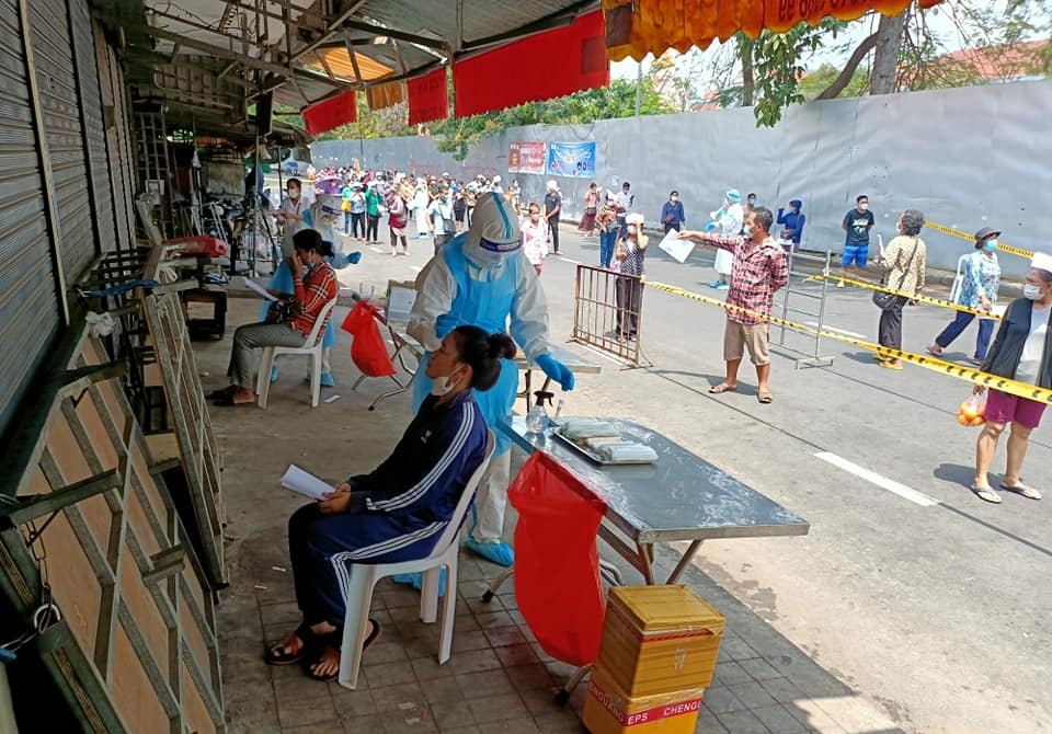 Campuchia tìm mọi cách tránh “hố tử thần” Covid-19