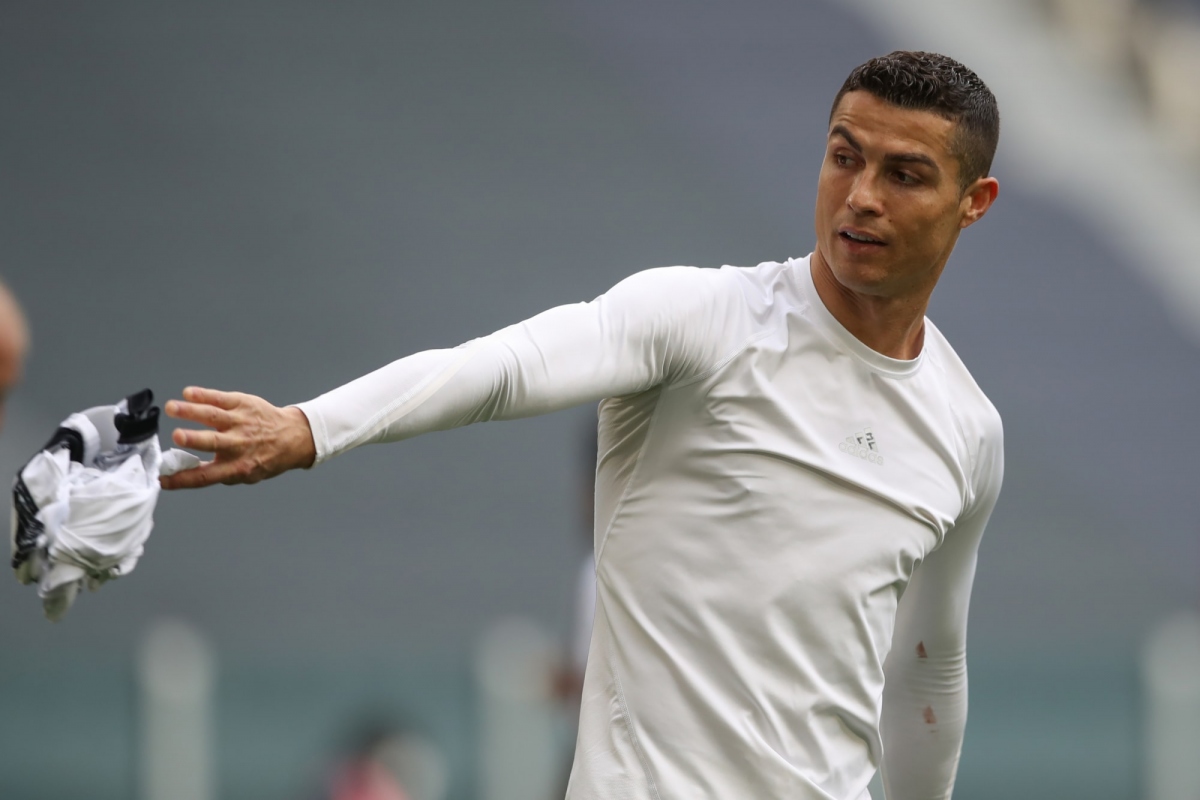 cristiano ronaldo nem ao dau juventus sau tran thang genoa hinh anh 1