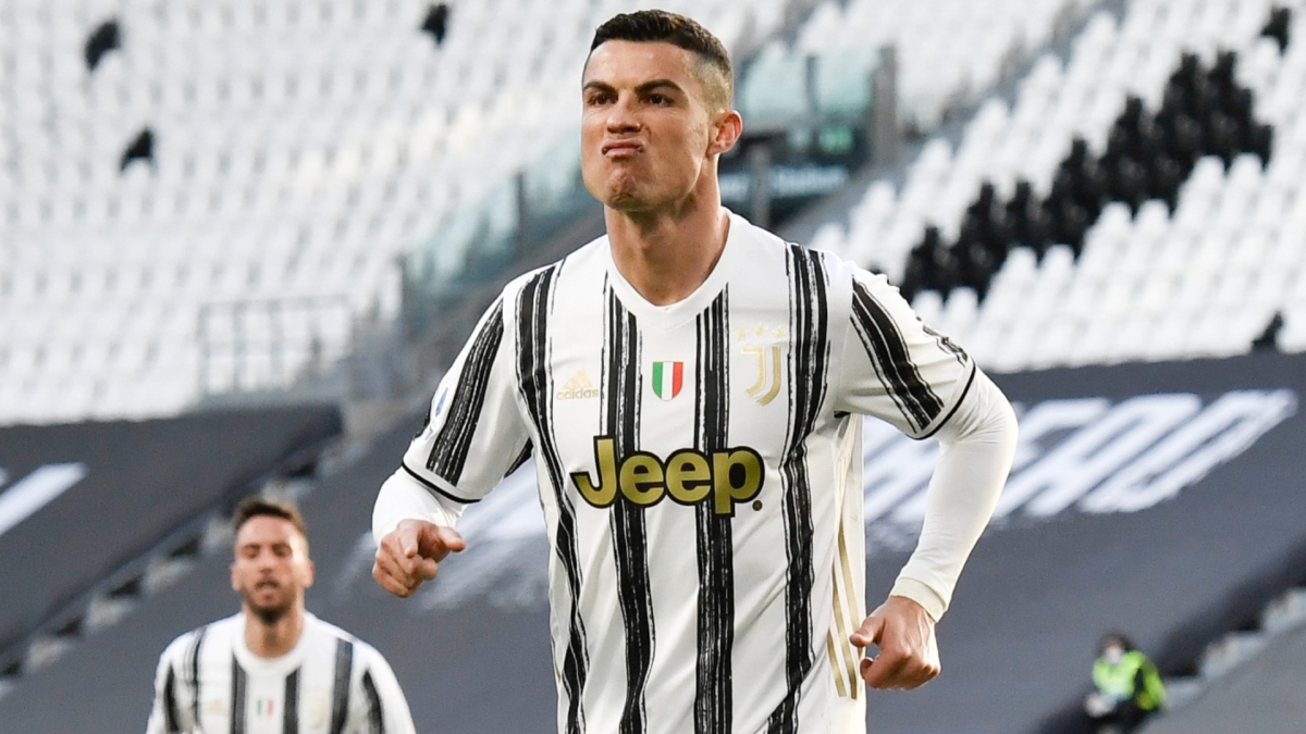 Lập công giúp Juventus hạ Napoli, Ronaldo sánh ngang thành tích ghi bàn của  Messi | VOV.VN