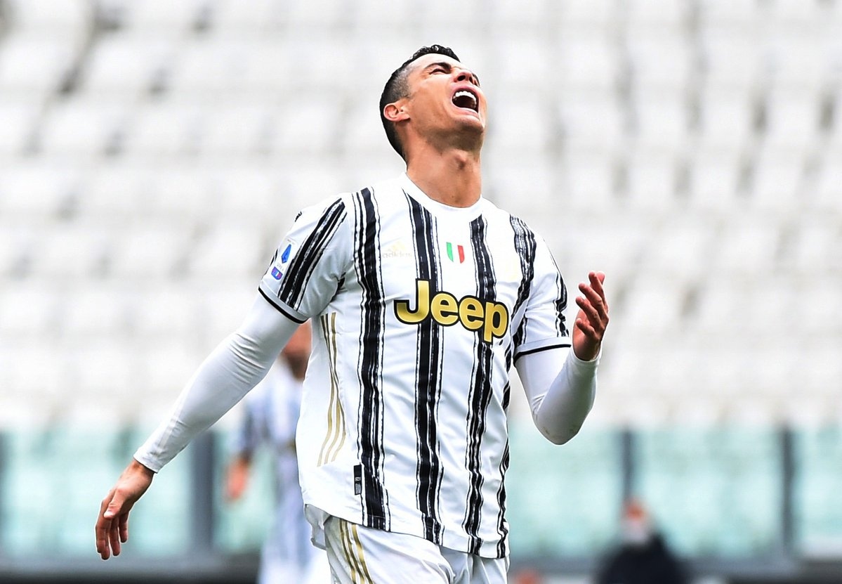 cristiano ronaldo nem ao dau juventus sau tran thang genoa hinh anh 4