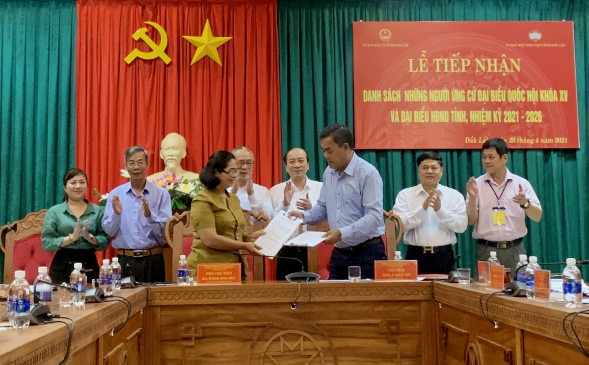 Đắk Lắk bàn giao hồ sơ 11 người ứng cử đại biểu Quốc hội khóa XV