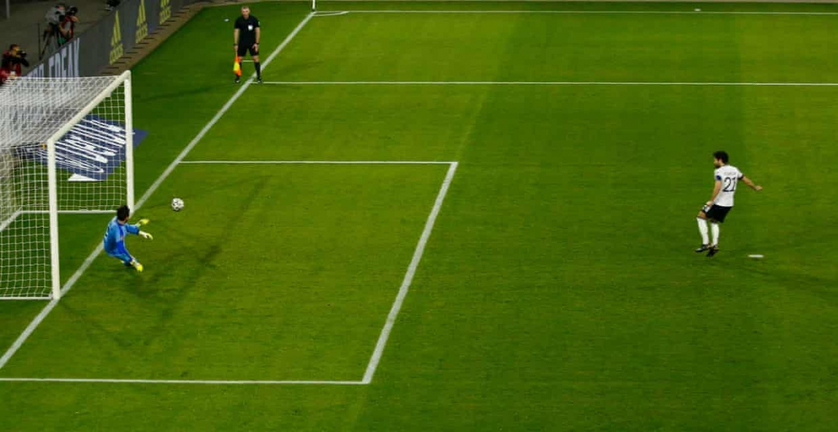 Gundogan ghi bàn từ chấm 11m. (Ảnh: Getty)