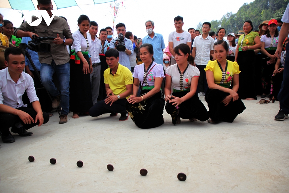 Ethnic people enjoy participating in folk games.